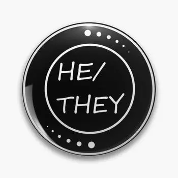 Наклейка с местоимением «Он Они», черная мягкая пуговица, булавка, креативная ювелирная брошь, женский значок, металлическая одежда, мультяшный воротник