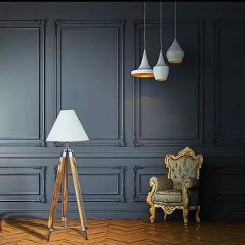 Напольная лампа из дерева в деревенском стиле на треноге