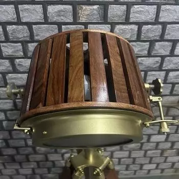 Напольный светильник ручной работы в промышленном стиле с деревянным штативом | Коллекционный дом | Studio Spotlight Spotlight