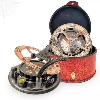 Направляйте свою судьбу. Латунный компас с кожаным футляром. Ваш уникальный путеводитель по жизненным приключениям. Идеально подходит для личного использования или в качестве подарка.