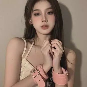 Наручники и браслеты из мягкой искусственной кожи — нежные для кожи, идеально подходят для косплея и фотореквизита.