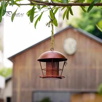 Наружная подвесная кормушка для птиц, металлическая конструкция большой емкости на крыше, диспенсер для кормления с несколькими отверстиями, гайка, контейнер для еды для парка, двора, сада, балкона 1pc