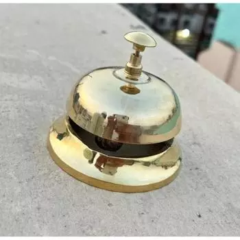 Настольный колокольчик из латуни, воплощающий элегантность. Вечное очарование блестящего цельного латунного настольного колокольчика с классическим традиционным художественным оформлением.