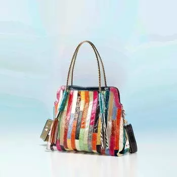 Настоящая женская сумка-тоут из натуральной кожи с рисунком под змею, блестящими кожаными полосками контрастного цвета, с кисточками на плечо