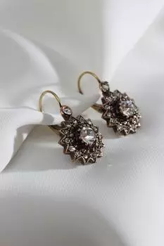 Настоящие женские серьги с деталями из белого камня