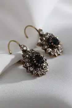 Настоящие женские серьги с деталями из черного камня