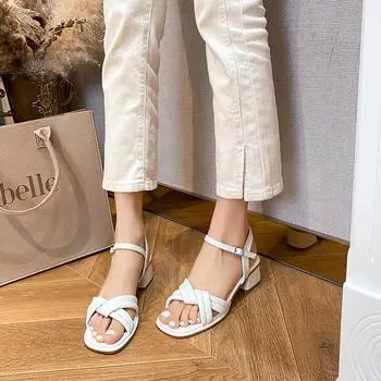 Наступая на дерьмо толстые каблуки сандалии женские 2025 новые французские квадратные ремешки с перекрестными ремешками удобные универсальные нишевые феи стиль женские туфли 34 белый
