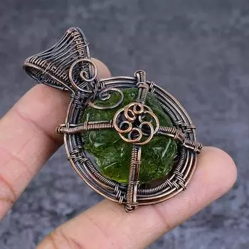 Подвеска из натурального молдавитового кварца с медной проволокой 2,44 дюйма M8r02