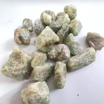 Натуральный зеленый кристалл апатита, грубый камень, необработанный драгоценный камень, минеральный образец, украшение для аквариума, дома, комнаты, фэншуй 1-2cm зелёный