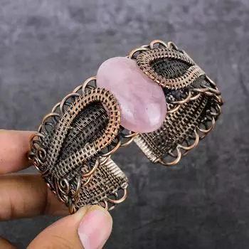 Браслет-манжета из натурального розового кварца с медной проволокой, регулируемый t6k30