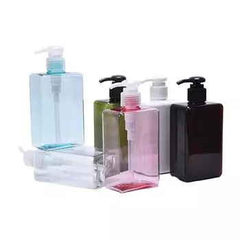 Нажмите на пластиковую бутылку с жидкостью для мытья рук, дорожную косметику, пустую разделенную бутылку зелёный