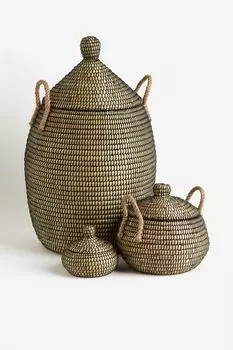 Небольшая корзина для хранения с крышкой.