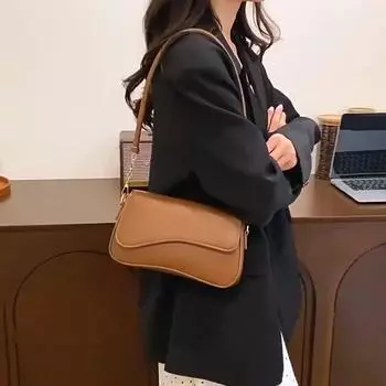 Небольшая квадратная сумка через плечо из искусственной кожи для женщин, простая модная ретро-сумка с широким ремешком, подходящая для выхода в свет 24x5x13cm чёрный