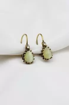 Небольшая модель капли, прозрачные серьги с зеленым камнем и прозрачной водой