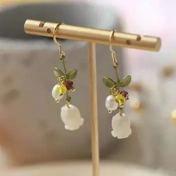 Небольшие серьги с лесным жемчугом и свежим ландышем в нишевом дизайне, продвинутые длинные серьги и зеленые ушки летом белый