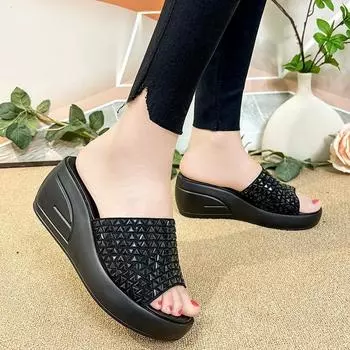 Небольшие тапочки на толстой подошве для женщин, новинка лета 2024 года, подчеркивающая односложную конструкцию для женщин, модные босоножки со стразами и наклонным каблуком 35 чёрный