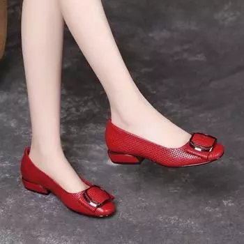 Небольшие туфли женские весна 2025 года новые нескользящие мягкие подошвы удобные толстые каблуки маленькие кожаные туфли женские модные туфли для мам с круглым носком 35 красный