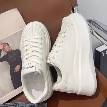 Небольшие женские туфли, увеличивающие рост, с ракушечным носком, белые кожаные туфли, весенние новые кроссовки на платформе, повседневные кроссовки 35