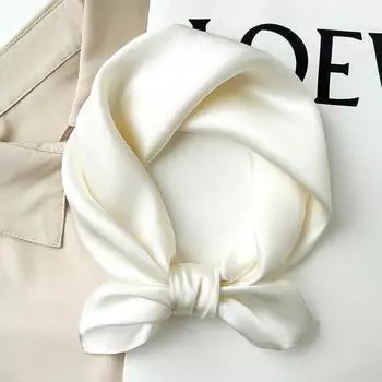 Небольшой квадратный шарф кремового цвета 50х50см.