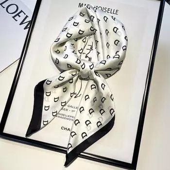 Небольшой квадратный шарф в сочетании с рубашкой для профессиональной одежды 70х70см.