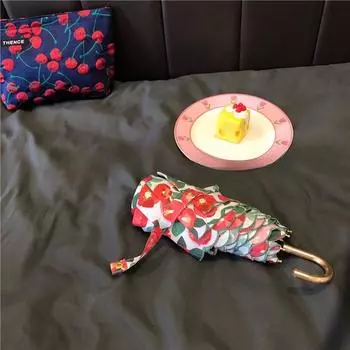 Небольшой складной зонтик в стиле ретро с вышивкой на крючке из свежих роз по краям для дождя или блеска.