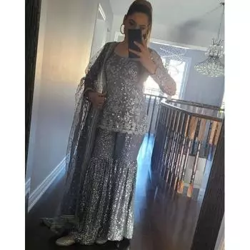 Недавно разработанный и настоятельно рекомендуемый комплект топ-шарара для женщин, который можно носить в повседневные дни. FREE серый