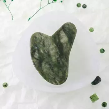 Нефритовый камень для массажа лица Gua Sha с сердцем