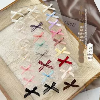 Нейл-арт с бантом из шелковой органзы и кружевной лентой с бриллиантовыми акцентами