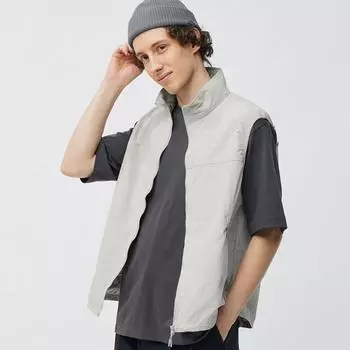 Нейлоновый жилет на молнии GU by Uniqlo можно расстегнуть.
