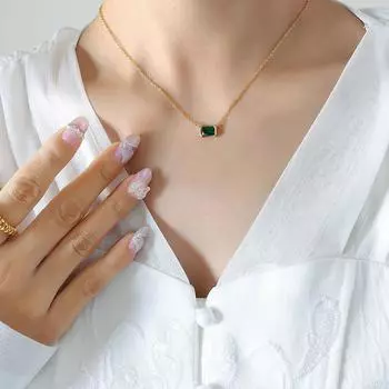 Нейтральный стиль ретро свет роскошные ювелирные изделия нишевый дизайн квадратный медный кулон инкрустированный зеленым цирконием ожерелье