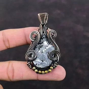 Необработанный кулон из шунгита, обернутый медной проволокой, ювелирное изделие из шунгита, оригинальный кулон из драгоценного камня ручной работы, дизайнерское ювелирное изделие из меди, подарок для него