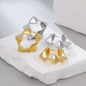 Необычные серьги с пряжкой для ушей. Изысканные серьги в форме пентаграммы с бриллиантами. Персональные серьги. 18K золотистый