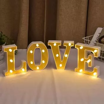 Неоновые огни с английскими буквами Love