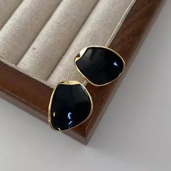 Неправильная каплевидная глазурь-гвоздик, лист в форме растения, легкая роскошь и высокое чувство, черная эмаль в ретро-гонконгском стиле. чёрный