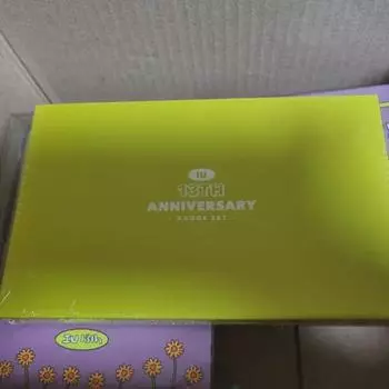 Нераспечатанный значок 13-й годовщины университета Июня