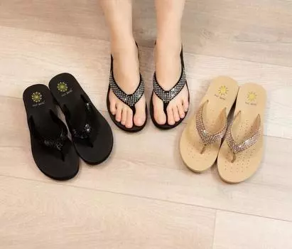 New Arrival Summer Rhinestone Slope Heel Herringbone Tuo Round Head Anti Slip New Spring Slippers Slides Women Shoes for Women 35