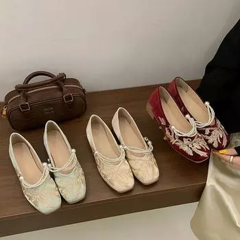 New Chinese style embroidered flat-soled single shoes women s 2025 spring and summer new retro style low-heeled Hanfu embroidered Doudou shoes 35