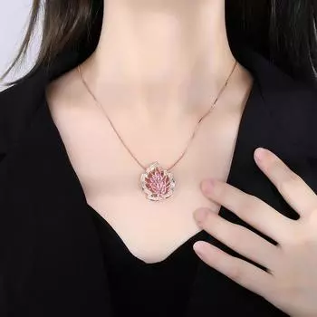 New Maple Leaf Zircon Necklace Pendant Zircon Micro-set Gemstone Necklace Light Luxury Rose Pink Gold Clavicle Chain розовый