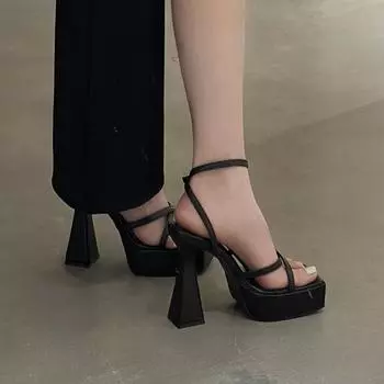 New products in summer 2024~ Waterproof table with crossed thin straps and empty open-toed thick-soled women s thick heel silver high-heeled sandals. 34 серебряный