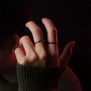 Невыцветающая гладкая поверхность, маленькое простое кольцо, мужские и женские кольца, простой и универсальный темперамент