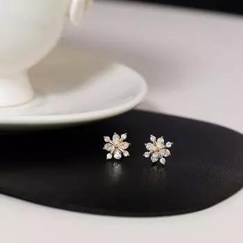 Нежные и милые цветы, маленькие мочки ушей, подходят для сережек, легкий и роскошный темперамент