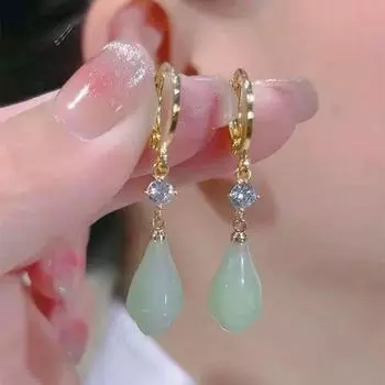 Нежные серьги с кисточками из небесно-голубого камня и циркона