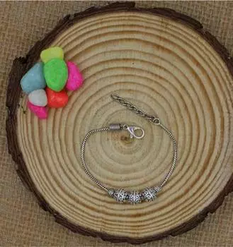 Нежный браслет с металлической подвеской из оксидированного серебра