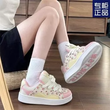 Niche color matching strawberry printed bread shoes 2024 autumn new student original women s fashion trendy versatile board shoes 35