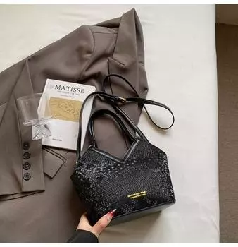 Niche design bag women s new high-end retro shoulder messenger bag portable commuter bucket bag