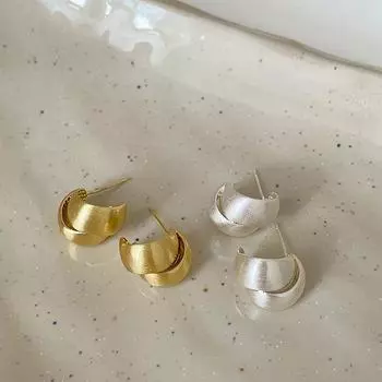 Нишевый дизайн Матовые металлические серьги-пусеты с асимметричным расположением Высококлассные Женские серьги в стиле холодного ветра Простые Персонализированные