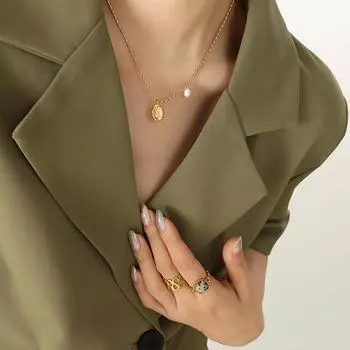 Niche Design Пресноводный жемчуг Овальный фирменный кулон Титановая сталь ожерелье Ветер Ключица Цепочка