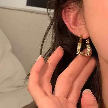 Niche Design Sense Flash Diamond Broken Silver Ear Buckle Women s Unique Personality Fashion Elegant Temperament Универсальные серьги Серьги