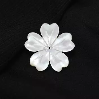 Niche design sense natural mother shell cherry blossom brooch exquisite simple shell anti-light pin high-end accessories women