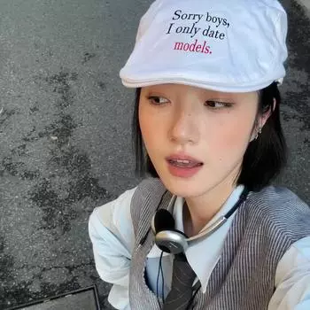 Niche letter print forward hat retro street duckbill hat women s thin newsboy hat beret shows small face Adjustable белый